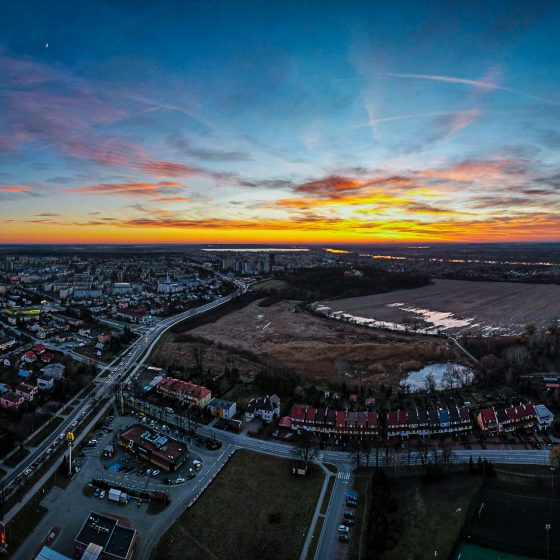 De zonsondergang in Tarnobrzeg Polen in een volledig panorama shot