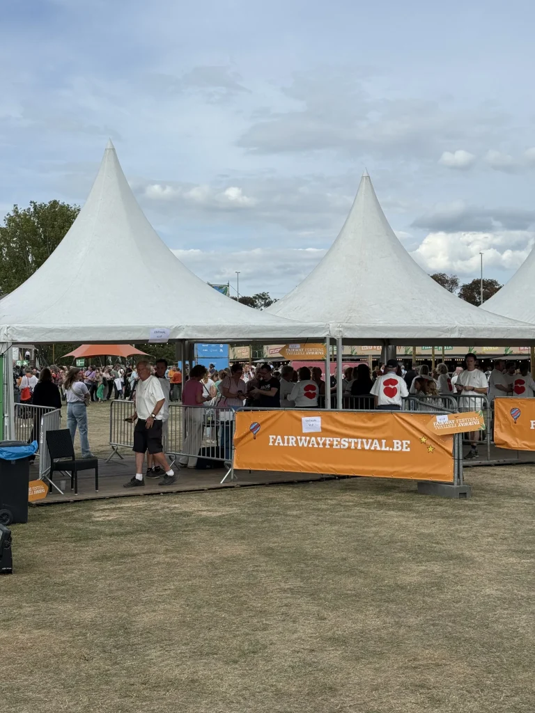 Barzone met witte tenten en Fairway Festival-banners