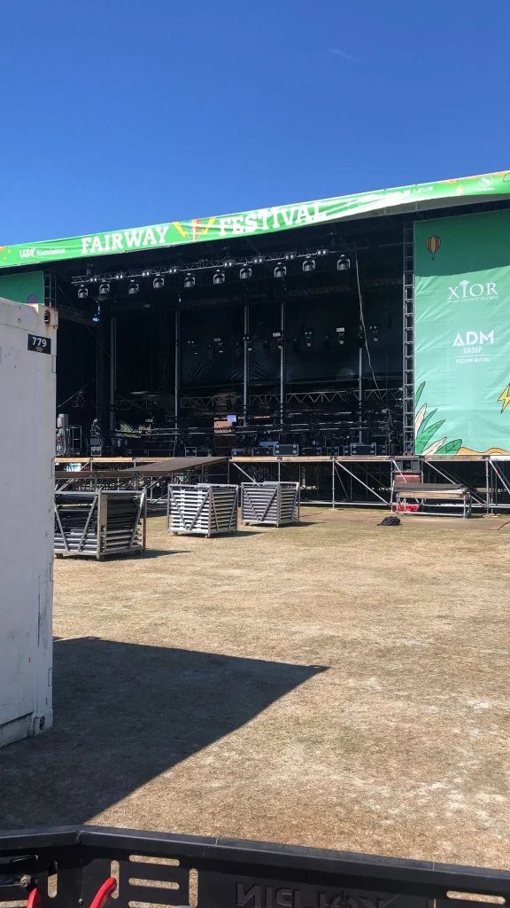 Mainstage van Fairway Festival 2025 met groene festivalbranding