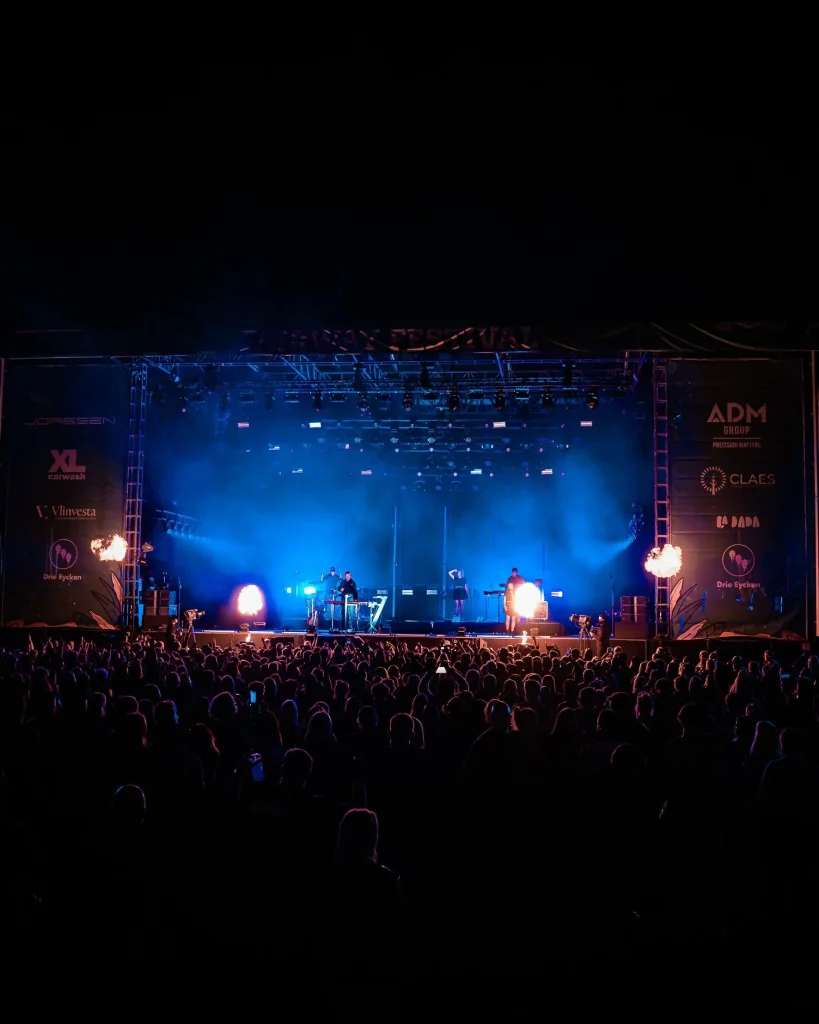 Concert op de mainstage van Fairway Festival in blauw licht