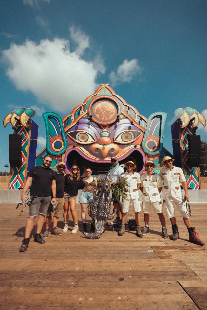 Groepsfoto van het productieteam voor de mainstage van Magic Island 2025