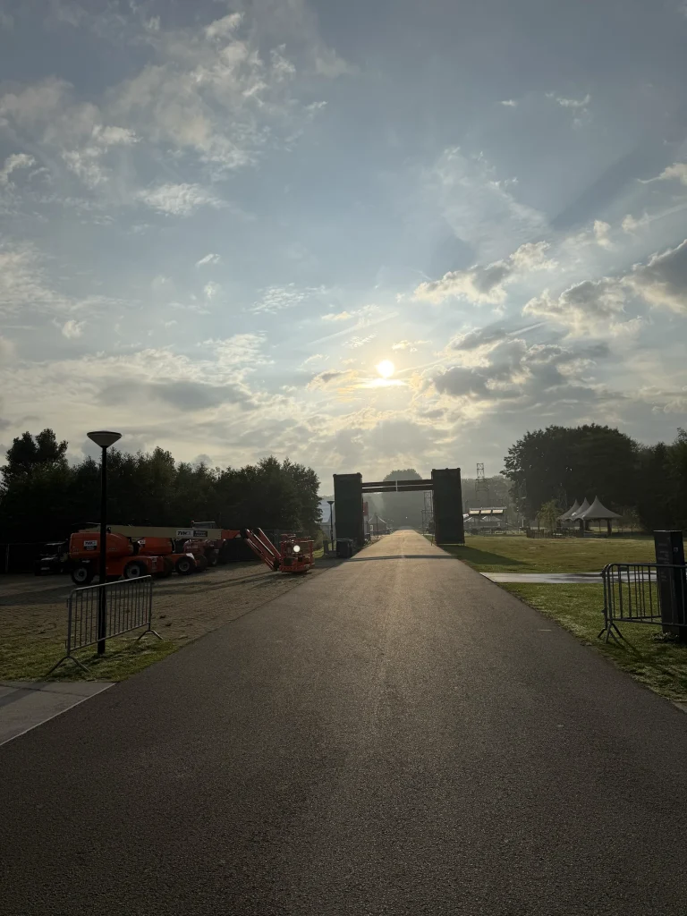 Toegangsweg naar het festivalterrein in Puyenbroeck bij zonsopgang