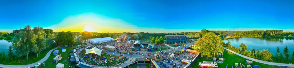 Panoramisch luchtbeeld van Magic Island 2025 aan het meer in Puyenbroeck