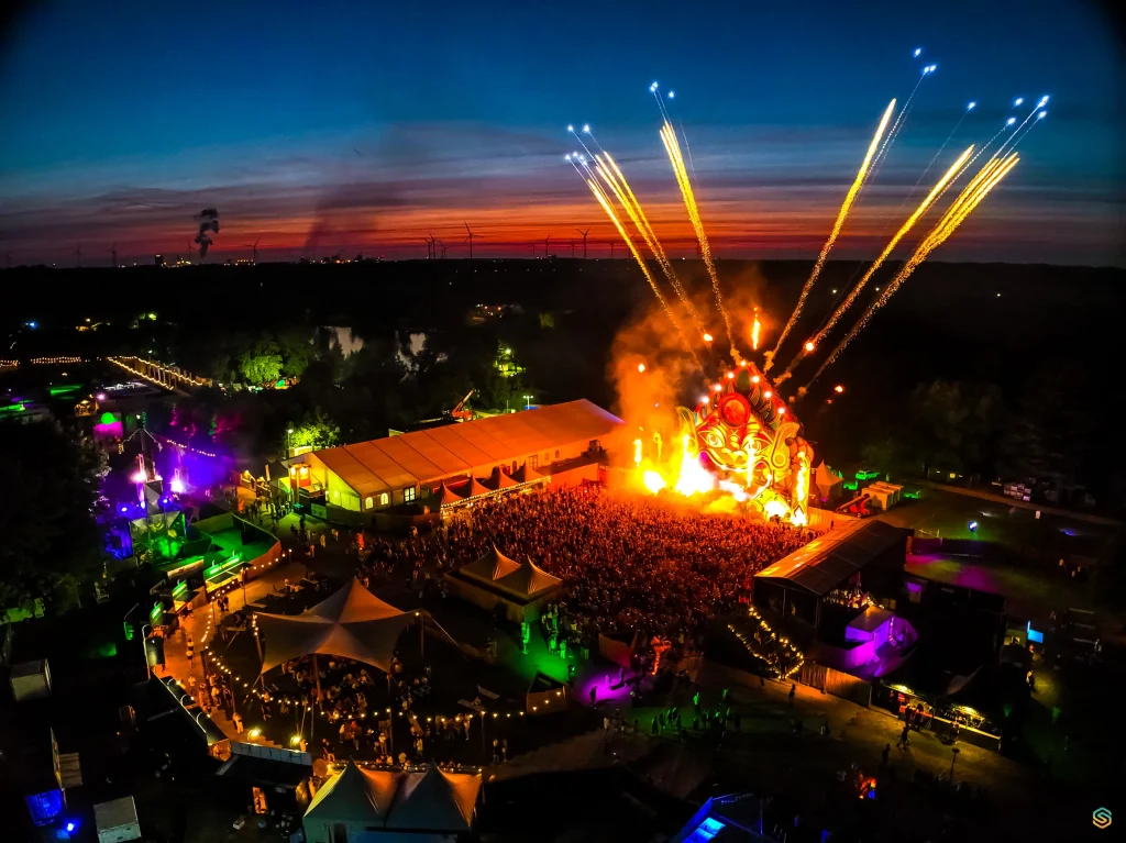 Luchtbeeld bij nacht: vuurwerk boven de mainstage van Magic Island 2025