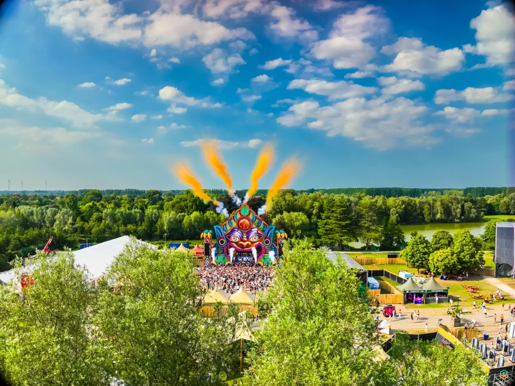 Luchtbeeld van de mainstage met vlammen en publiek op Magic Island 2025