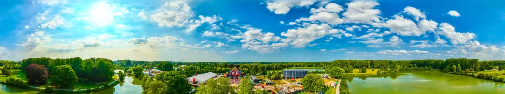 Panorama vanuit de lucht over het Provinciaal Domein Puyenbroeck tijdens Magic Island 2025