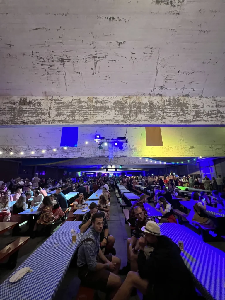 Volle biertafels tijdens Oktoberfest 2021 in de Veilinghallen