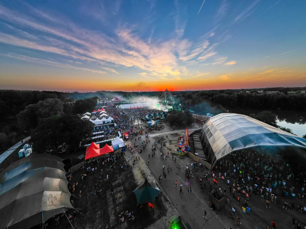 Dronebeeld boven de festivalpaden en de overkapte stage van The Qontinent 2022