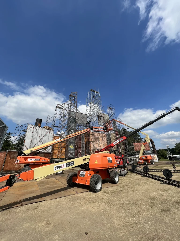 Mainstage van The Qontinent 2022 in opbouw met hoogwerkers