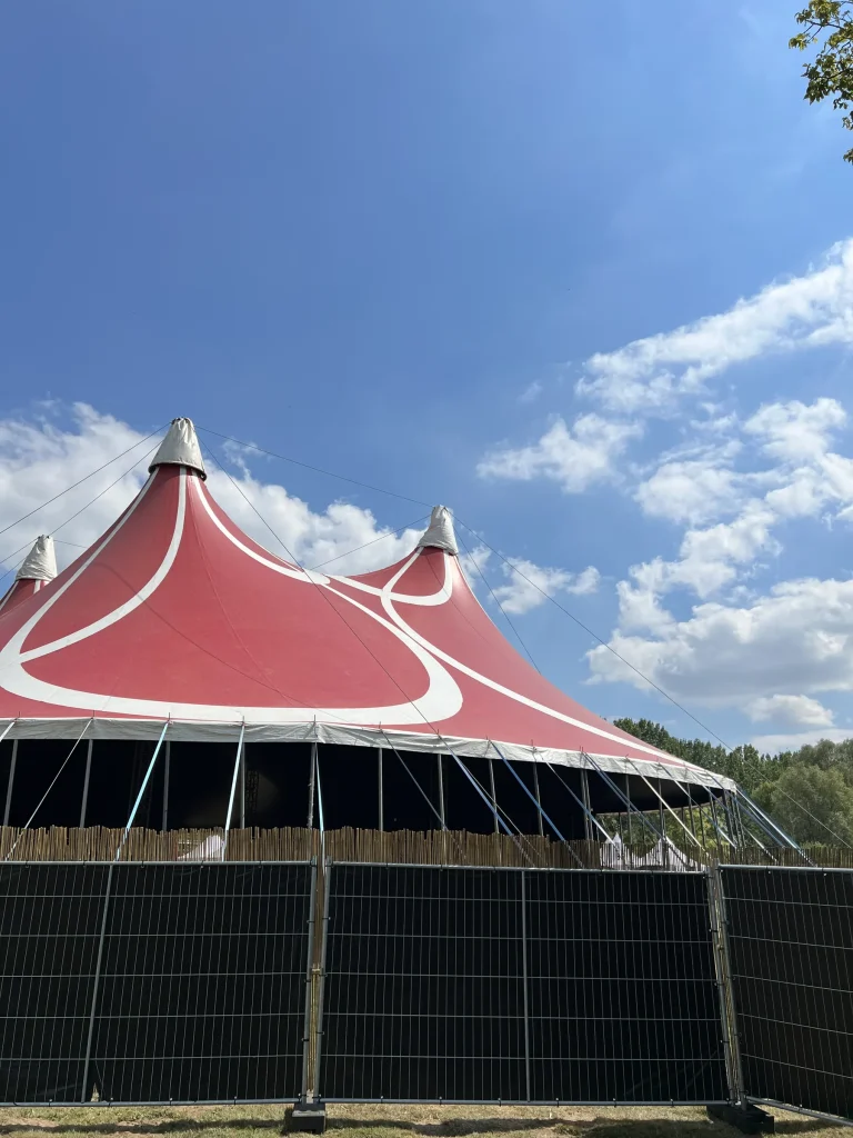 Rood-witte circustent op The Qontinent 2022