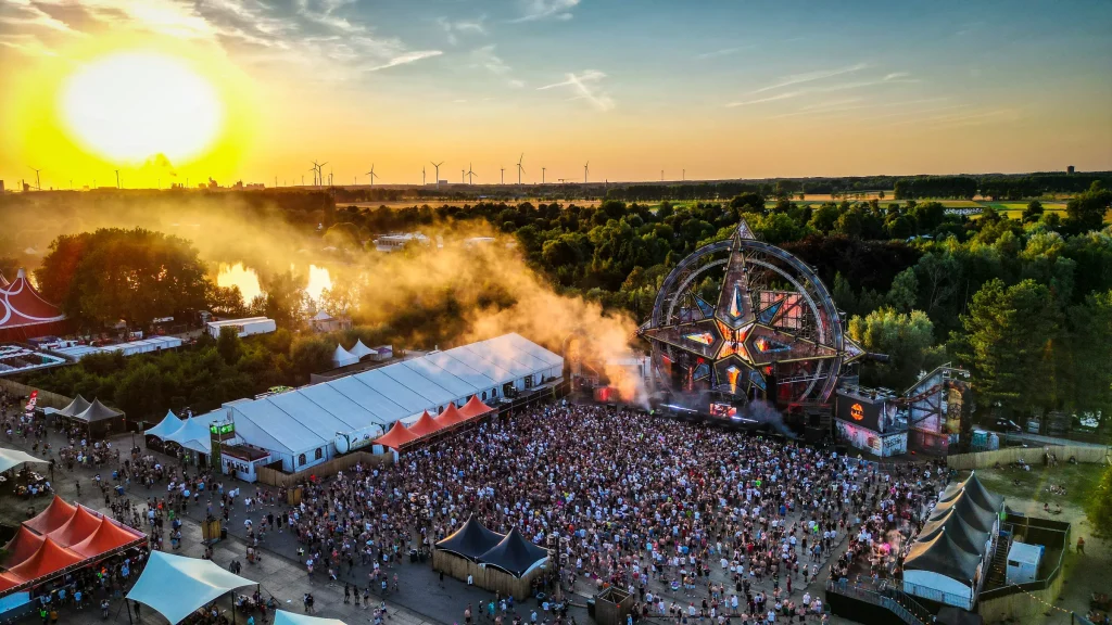 Mainstage met rook en publiek op The Qontinent 2022, luchtbeeld