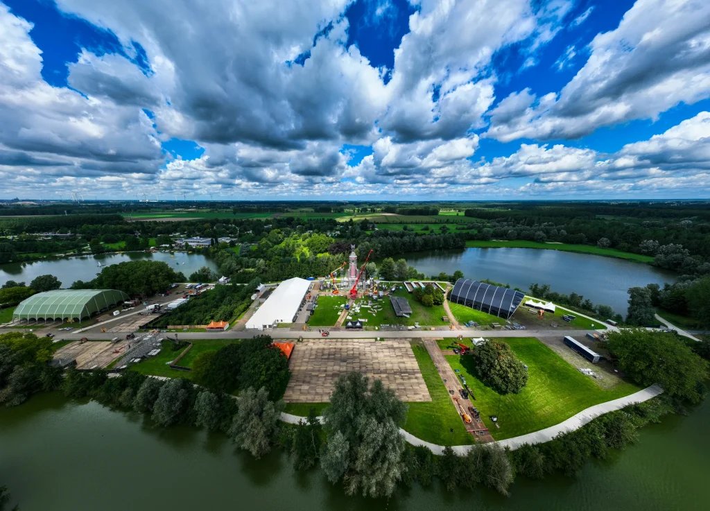 Festivalterrein van The Qontinent 2023 in Puyenbroeck vóór de opening, luchtbeeld