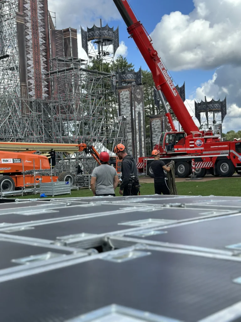Kraan en podiumvloer tijdens de opbouw van de mainstage van The Qontinent 2023