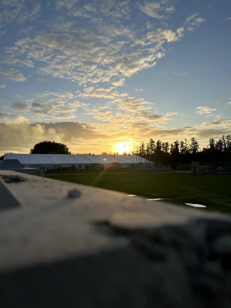 Zonsondergang over het festivalterrein tijdens de opbouw van The Qontinent 2023