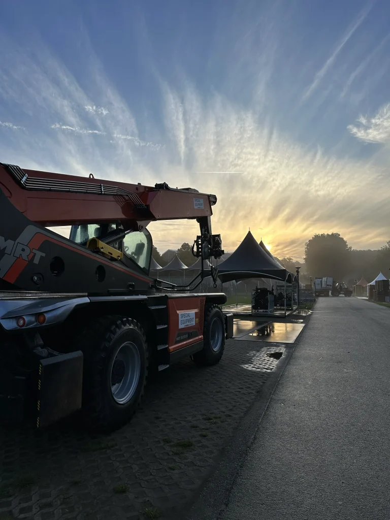 Verreiker op de dienstweg bij zonsopgang tijdens de opbouw van The Qontinent 2023
