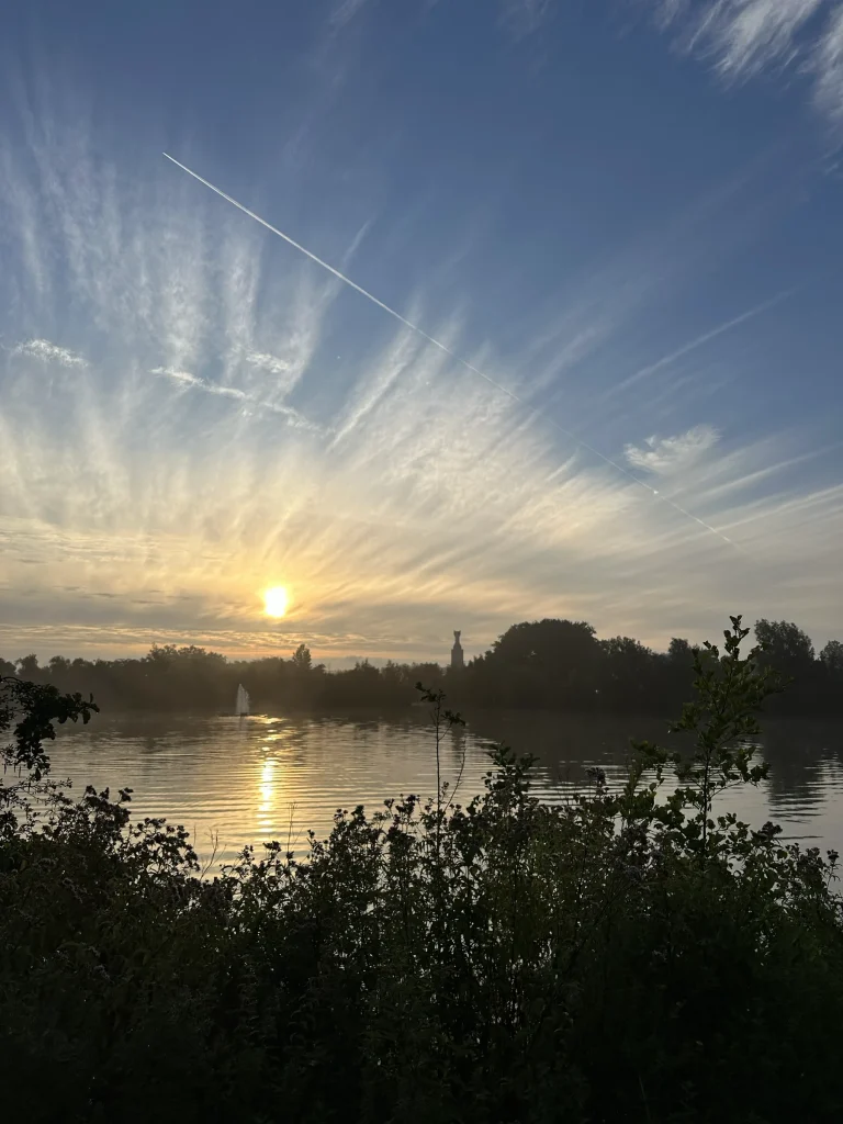 Zonsopgang boven het meer van Puyenbroeck tijdens The Qontinent 2023