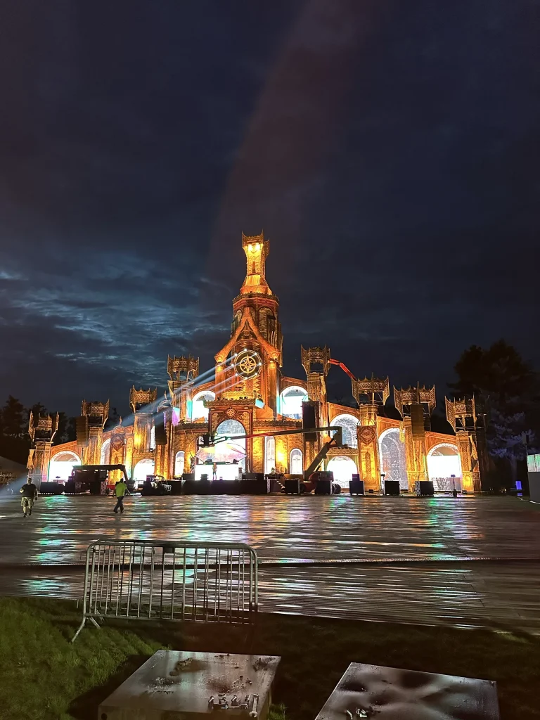 Verlichte mainstage van The Qontinent 2023 bij nacht na regen