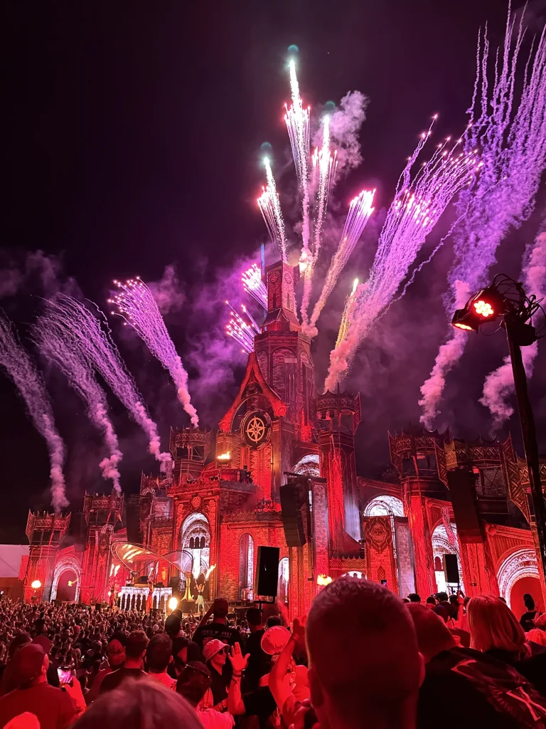 Vuurwerk boven de mainstage van The Qontinent 2023