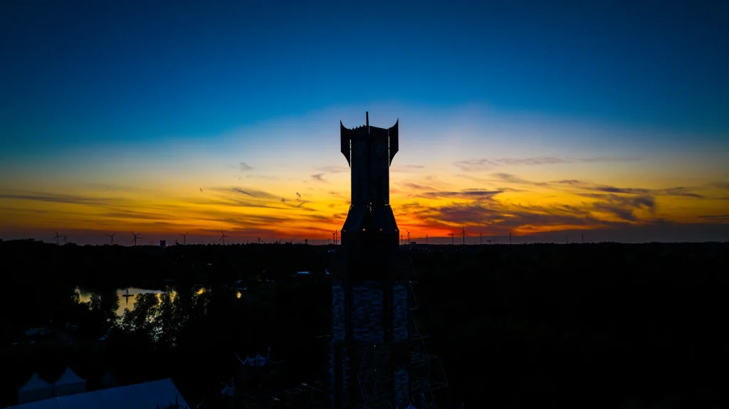 Silhouet van de mainstagetoren van The Qontinent 2023 bij zonsondergang