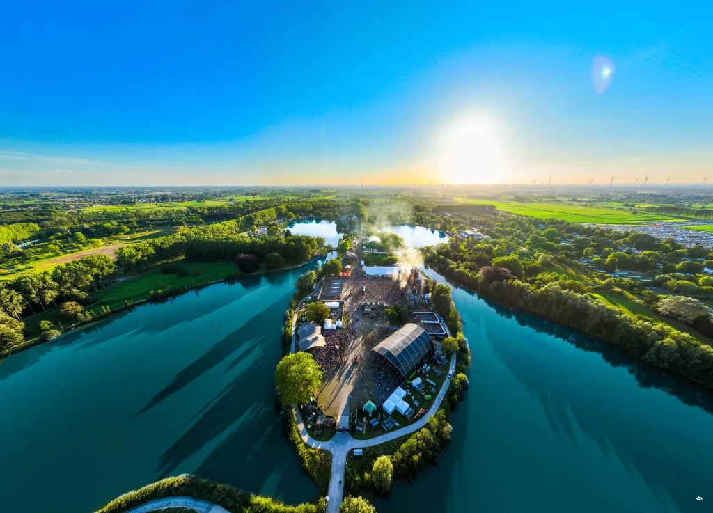 Luchtbeeld van het schiereiland van Puyenbroeck tussen twee meren tijdens The Qontinent 2024