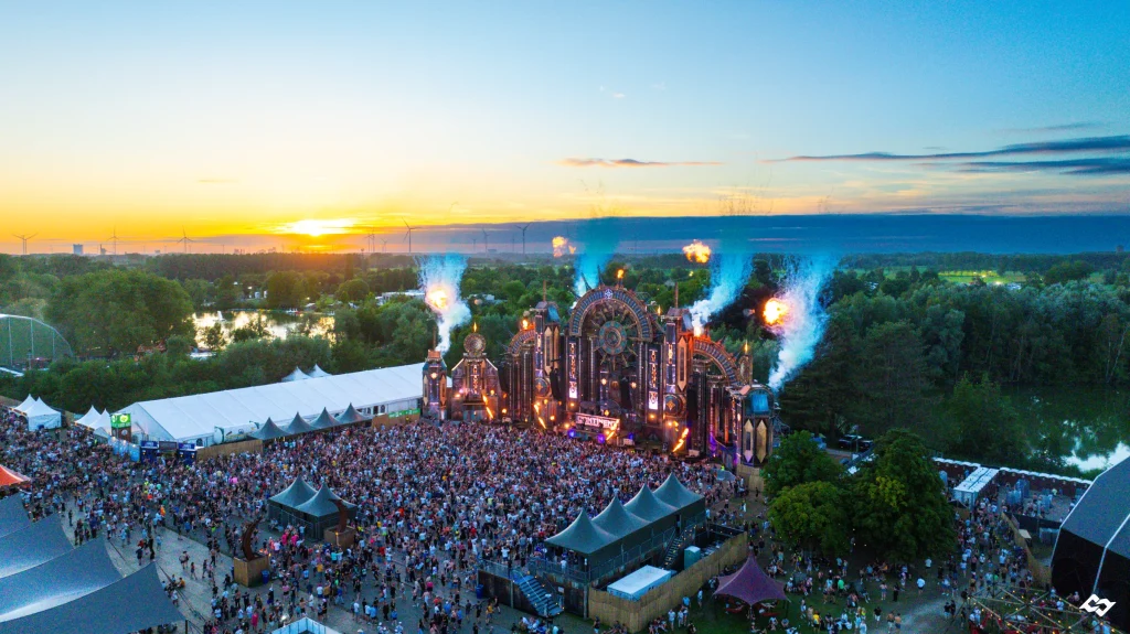 Mainstage met rookkanonnen en publiek op The Qontinent 2024, luchtbeeld bij avond
