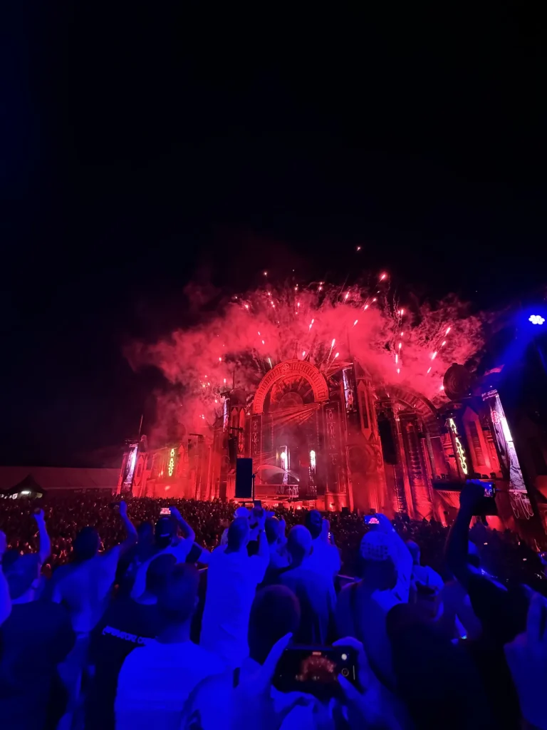 Rood vuurwerk boven de mainstage van The Qontinent 2024 bij nacht