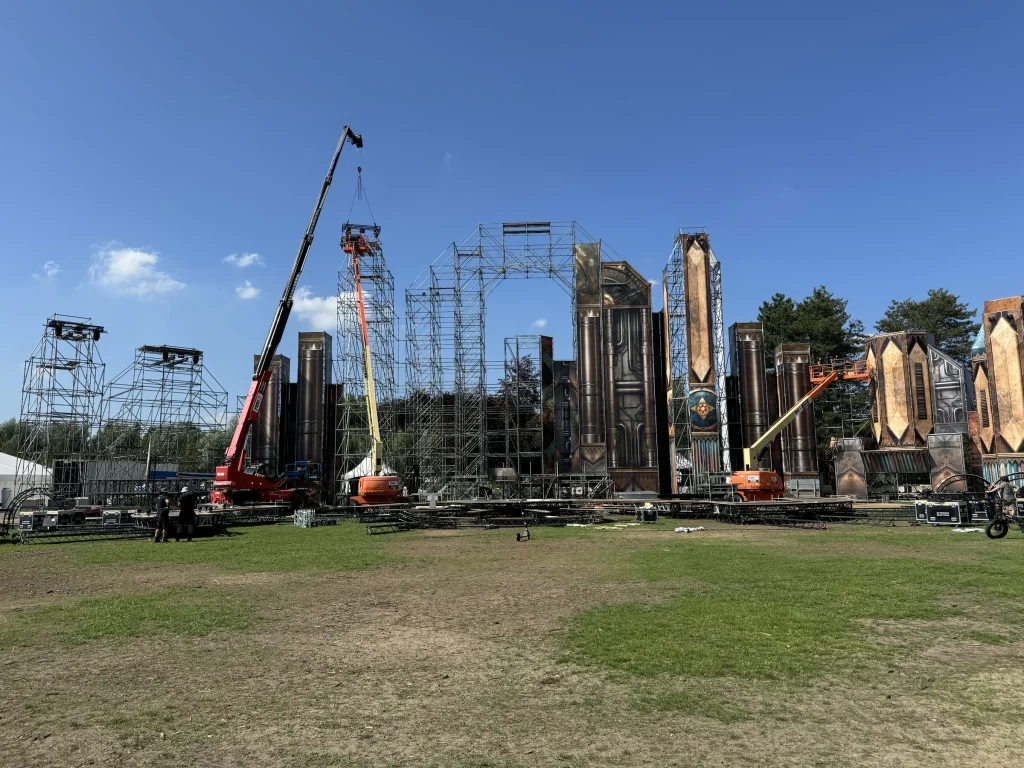 Mainstage van The Qontinent 2024 in opbouw met kraan en steigers