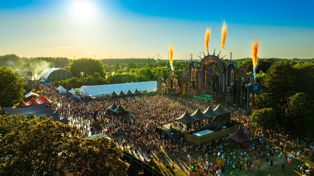 Mainstage met vlammen en volle weide op The Qontinent 2024, luchtbeeld
