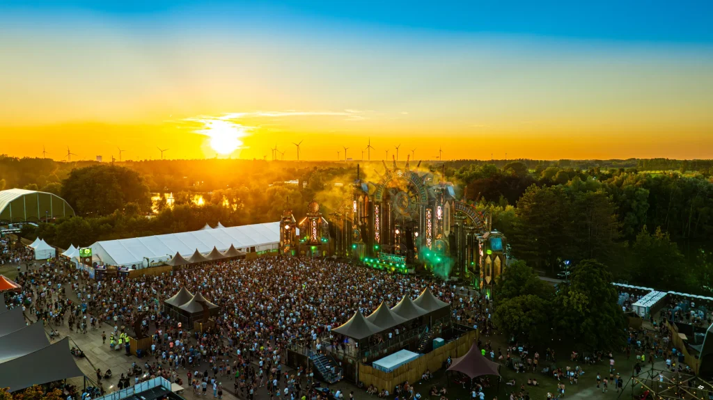 Zonsondergang boven de mainstage en het publiek van The Qontinent 2024, luchtbeeld