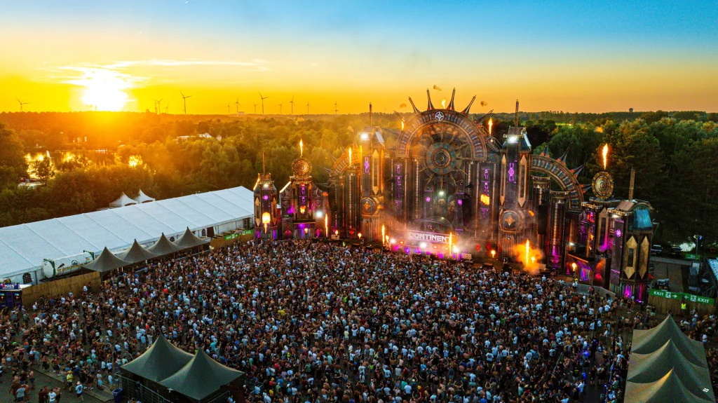 Volle mainstageweide op The Qontinent 2024 bij laagstaande zon, luchtbeeld
