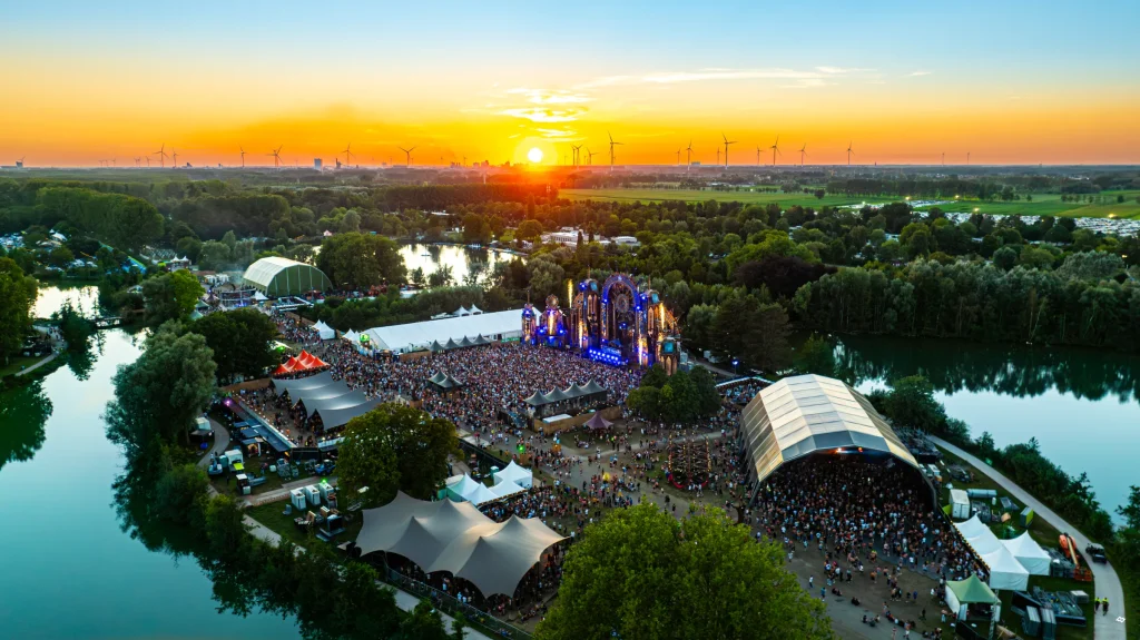 Overzicht vanuit de lucht van The Qontinent 2024 aan de meren van Puyenbroeck