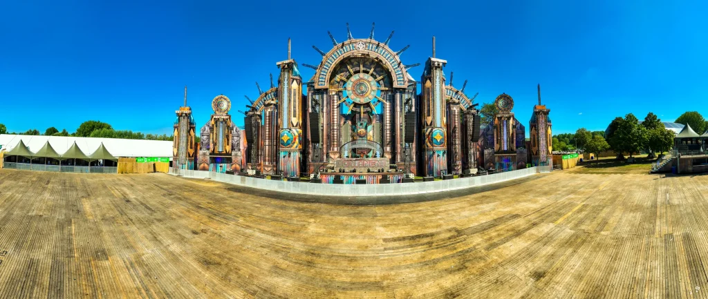 Panorama van de mainstage van The Qontinent 2024 vóór de opening
