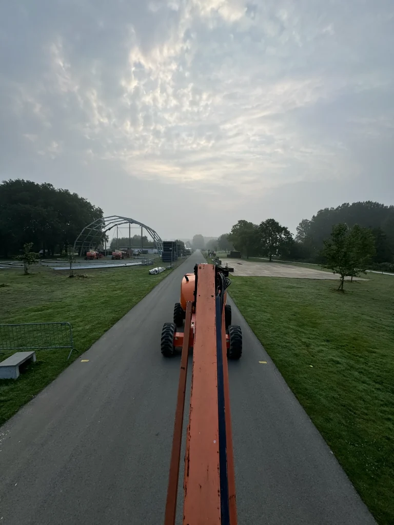 Zicht vanuit een hoogwerker op de dienstweg tijdens de opbouw van The Qontinent 2024