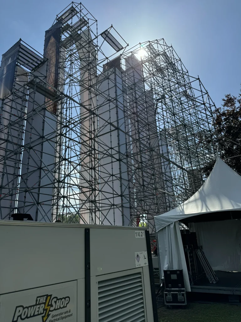 Steigerconstructie achter de mainstage van The Qontinent 2024