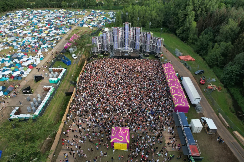 Bovenaanzicht van de mainstage, het publiek en de camping van Sunrise Festival 2022