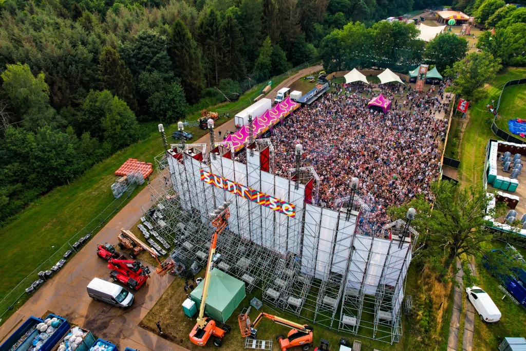 Achterkant van de mainstage met steigers en hoogwerkers op Sunrise Festival 2022, luchtbeeld