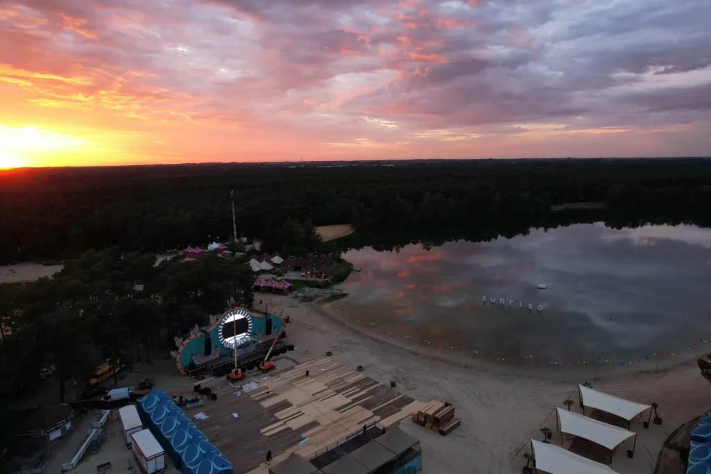 Strandstage aan het meer van De Lilse Bergen bij zonsondergang, luchtbeeld Sunrise 2022