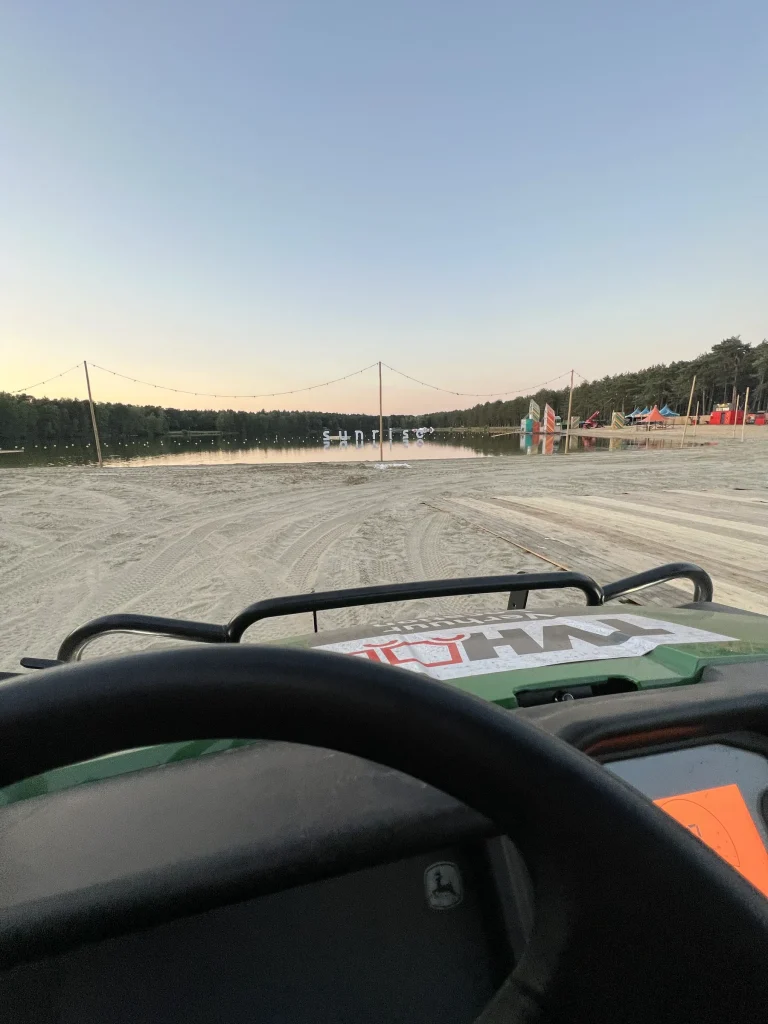Rondrit met een terreinwagen over het strand van Sunrise Festival 2022