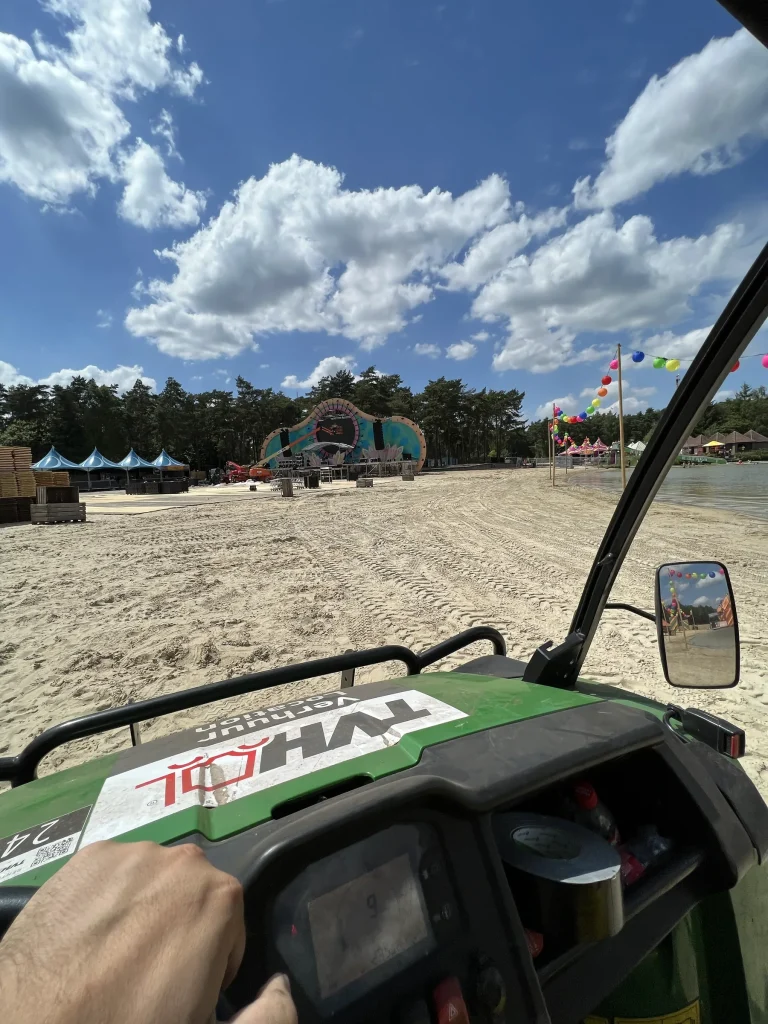 Strand en stages van Sunrise Festival 2022 vanuit de terreinwagen