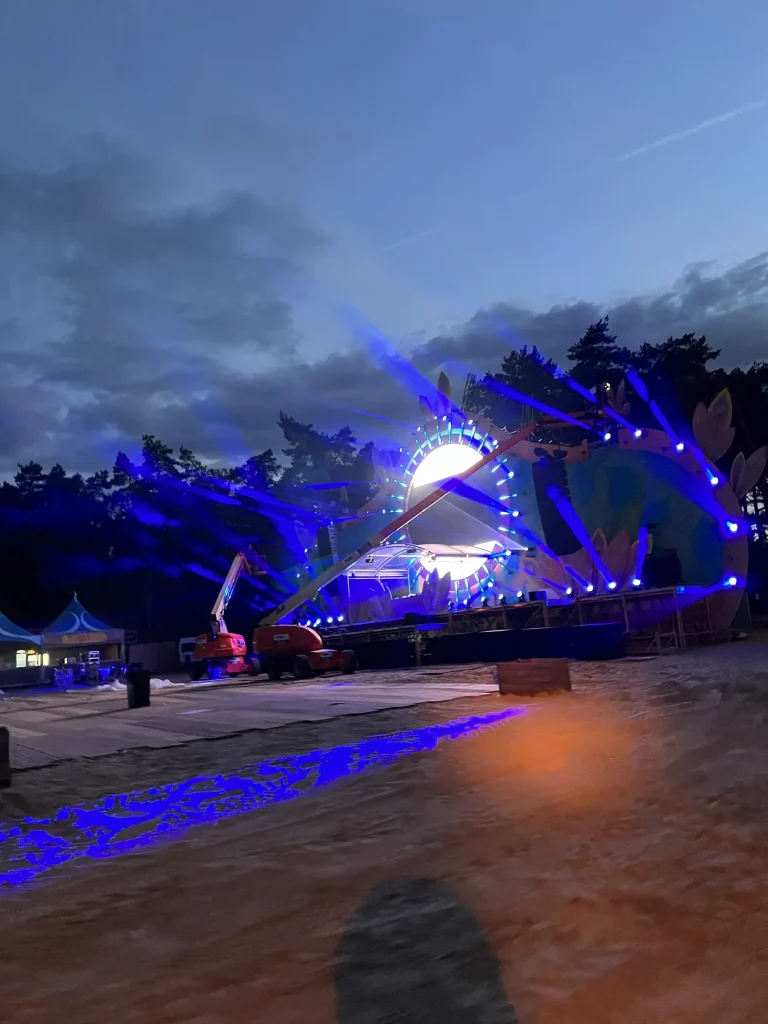 Verlichte strandstage van Sunrise Festival 2022 bij nacht