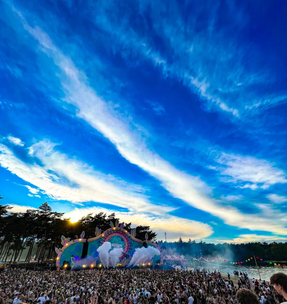 Publiek voor de mainstage van Sunrise Festival 2022 onder een blauwe lucht