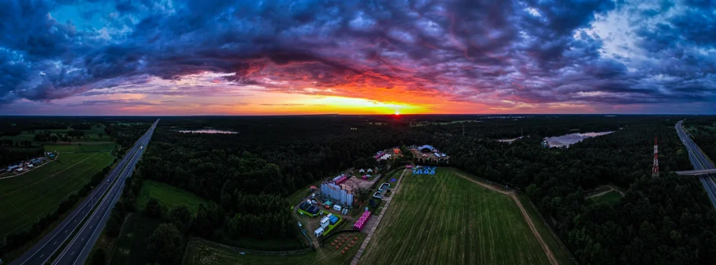 Breed luchtpanorama van Sunrise Festival 2022 bij zonsondergang