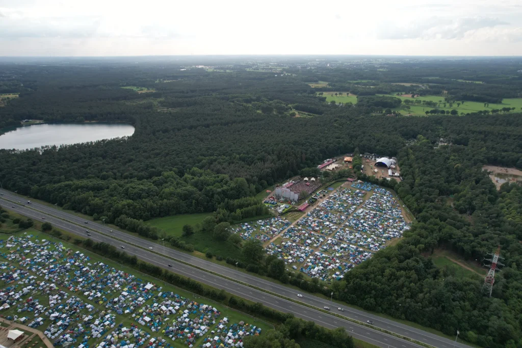 Camping van Sunrise Festival 2022 tussen de bossen van De Lilse Bergen, luchtbeeld