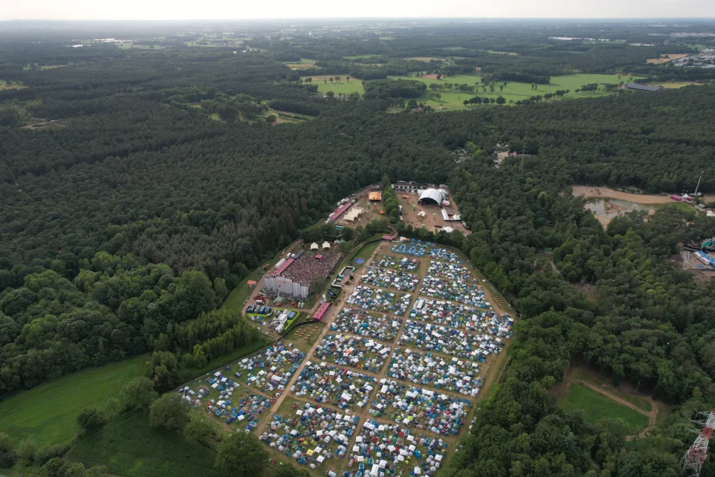 Volle camping en festivalterrein van Sunrise Festival 2022 vanuit de lucht
