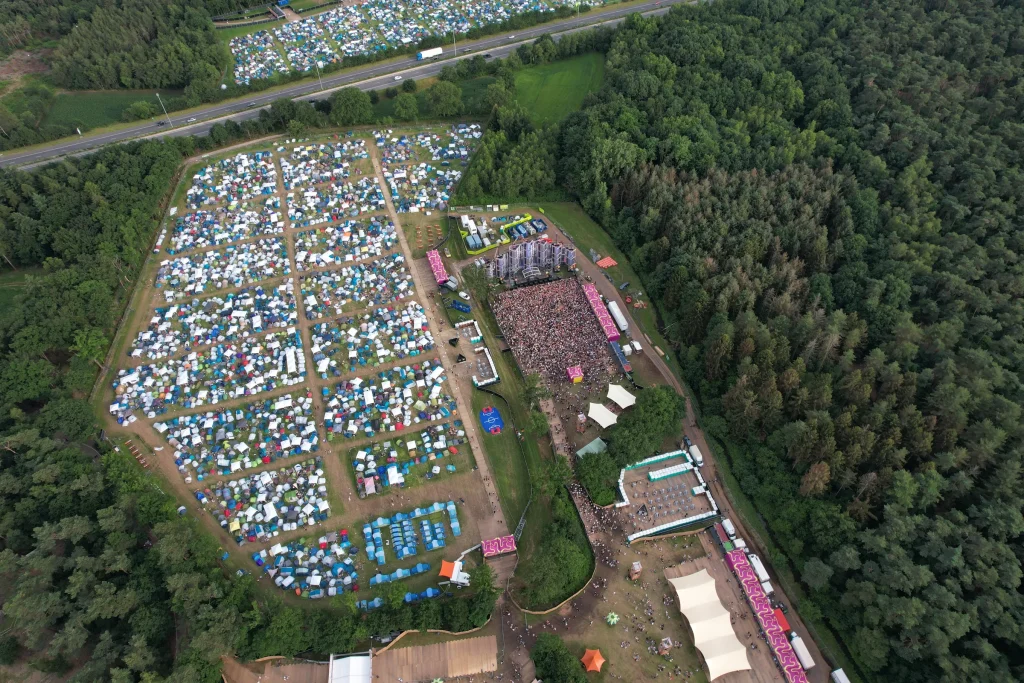 Camping, mainstage en publiek van Sunrise Festival 2022, schuin luchtbeeld