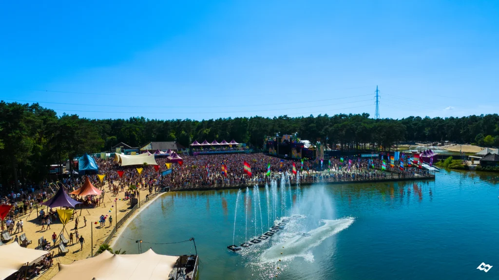 Fonteinshow en jetski op het meer tijdens Sunrise Festival 2023, luchtbeeld