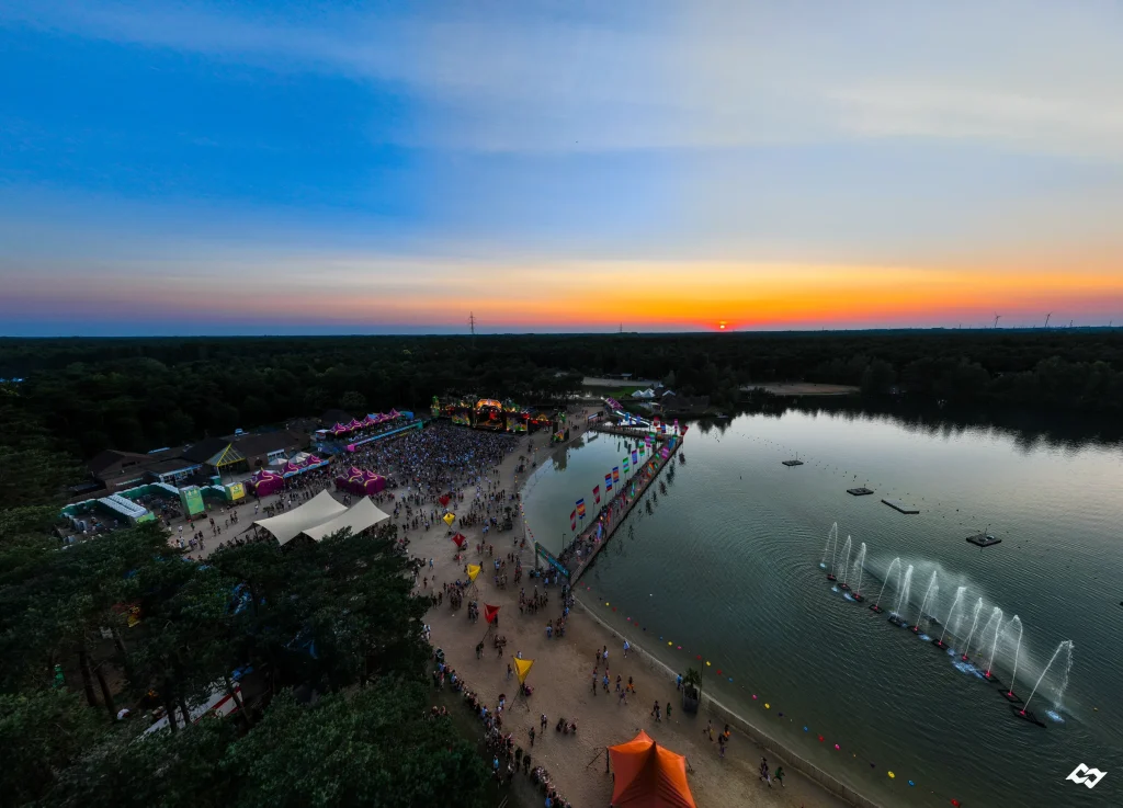 Festivalstrand en fonteinen bij zonsondergang op Sunrise Festival 2023, luchtbeeld