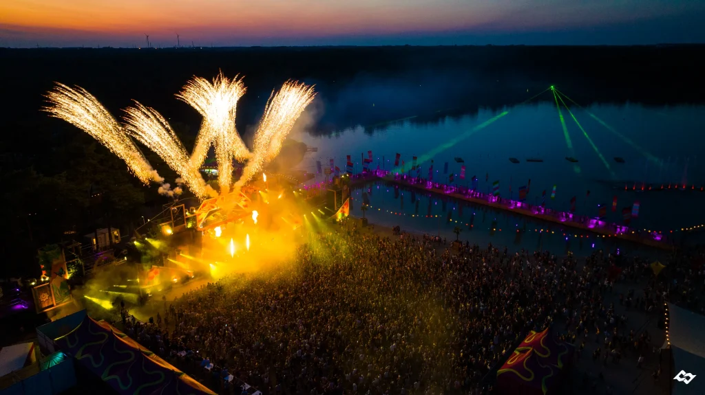 Vuurwerk en lasers boven de mainstage van Sunrise Festival 2023, luchtbeeld bij nacht