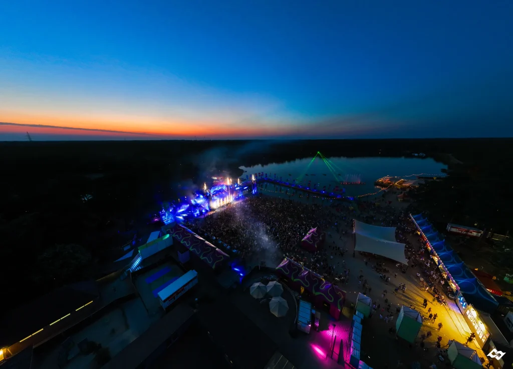 Verlichte stages van Sunrise Festival 2023 bij valavond vanuit de lucht