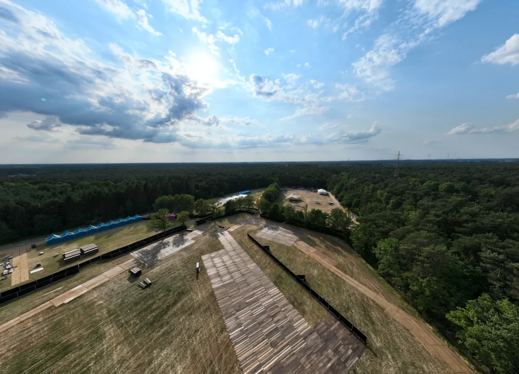 Terrein vóór de opbouw van Sunrise Festival 2023, luchtbeeld